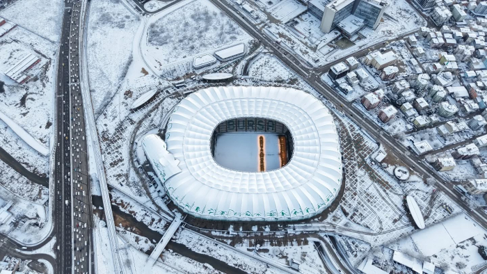 BURSA'DA "YEŞİL" BEYAZA BÜRÜNDÜ: TİMSAH ARENA'DA BÜYÜLEYİCİ MANZARA