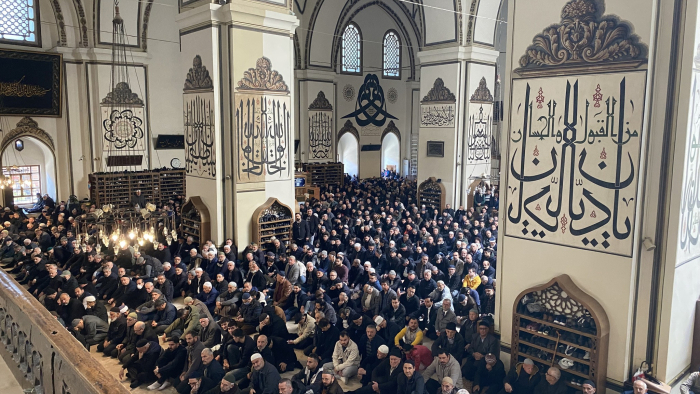 Bursa’da Ramazan’ın İlk Cumasında Maneviyat Sokağa Taştı: Ulu Cami’de İğne Atsan Yere Düşmedi