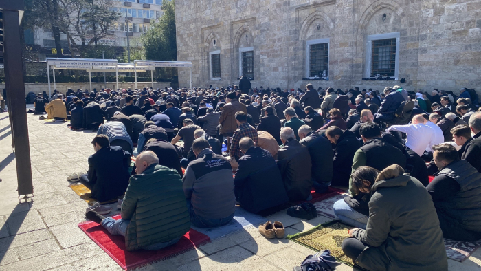 Bursa’da Ramazan’ın İlk Cumasında Maneviyat Sokağa Taştı: Ulu Cami’de İğne Atsan Yere Düşmedi