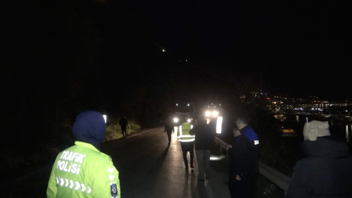 Mudanya’da Korkutan Heyelan: Beyaz Kayalar Mevkiinde Yol Dev Kayalarla Kapandı