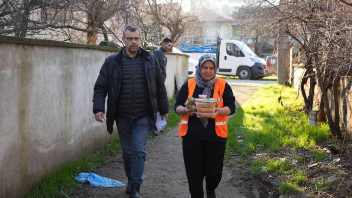 Sındırgı’da Ramazan Bereketi: Her Gün 500 Hanenin Kapısı Sıcak Yemekle Çalınıyor