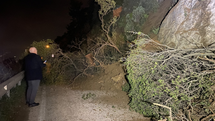 Mudanya’da Korkutan Heyelan: Beyaz Kayalar Mevkiinde Yol Dev Kayalarla Kapandı
