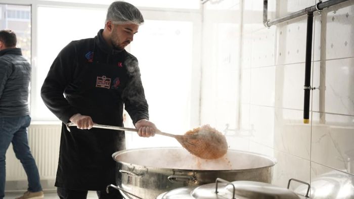 Sındırgı’da Ramazan Bereketi: Her Gün 500 Hanenin Kapısı Sıcak Yemekle Çalınıyor