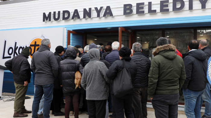 MUDANYA’DA GASTRONOMİ DEVRİMİ: 4 ÇEŞİT YEMEK 150 TL, DAYANIŞMA İSE "PAHA BİÇİLEMEZ!"